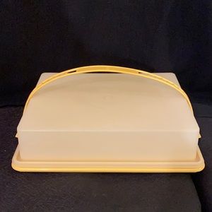 Like new condition Tupperware 9 x 13 cake Carrier w all parts included